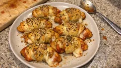 Cornetti gusto pizza in friggitrice ad aria: rustici caldi e filanti in 20 minuti