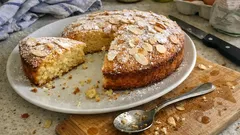 Torta soffice alle mandorle con lamelle croccanti: pronta in una sola ciotola