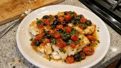 Merluzzo in padella con pomodorini e olive: il trucco del coperchio per averlo succoso