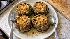 Carciofi ripieni in tegame: morbidi dentro e dorati fuori, con pochi ingredienti