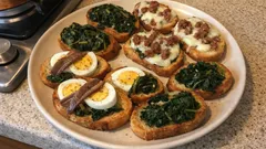 Crostini misti alle erbette: un vassoio unico con 4 farciture diverse
