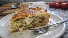 Pizza rustica con carciofi e patate: torta salata di sfoglia morbida e filante