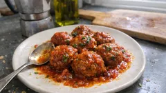 Polpette di carne morbide in padella: il trucco del pane nel latte e via al sughetto