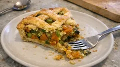 Crostata salata con verdure: l’impasto veloce e un ripieno colorato