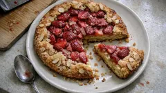 Crostata frangipane alle fragole: effetto pasticceria con passaggi semplici