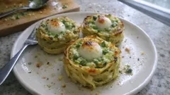 Nidi di tagliatelle al forno: piselli, crema e mozzarella filante nello stampo muffin