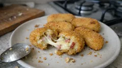 Crocchette di patate al forno con cuore filante: dorate e leggere, senza frittura